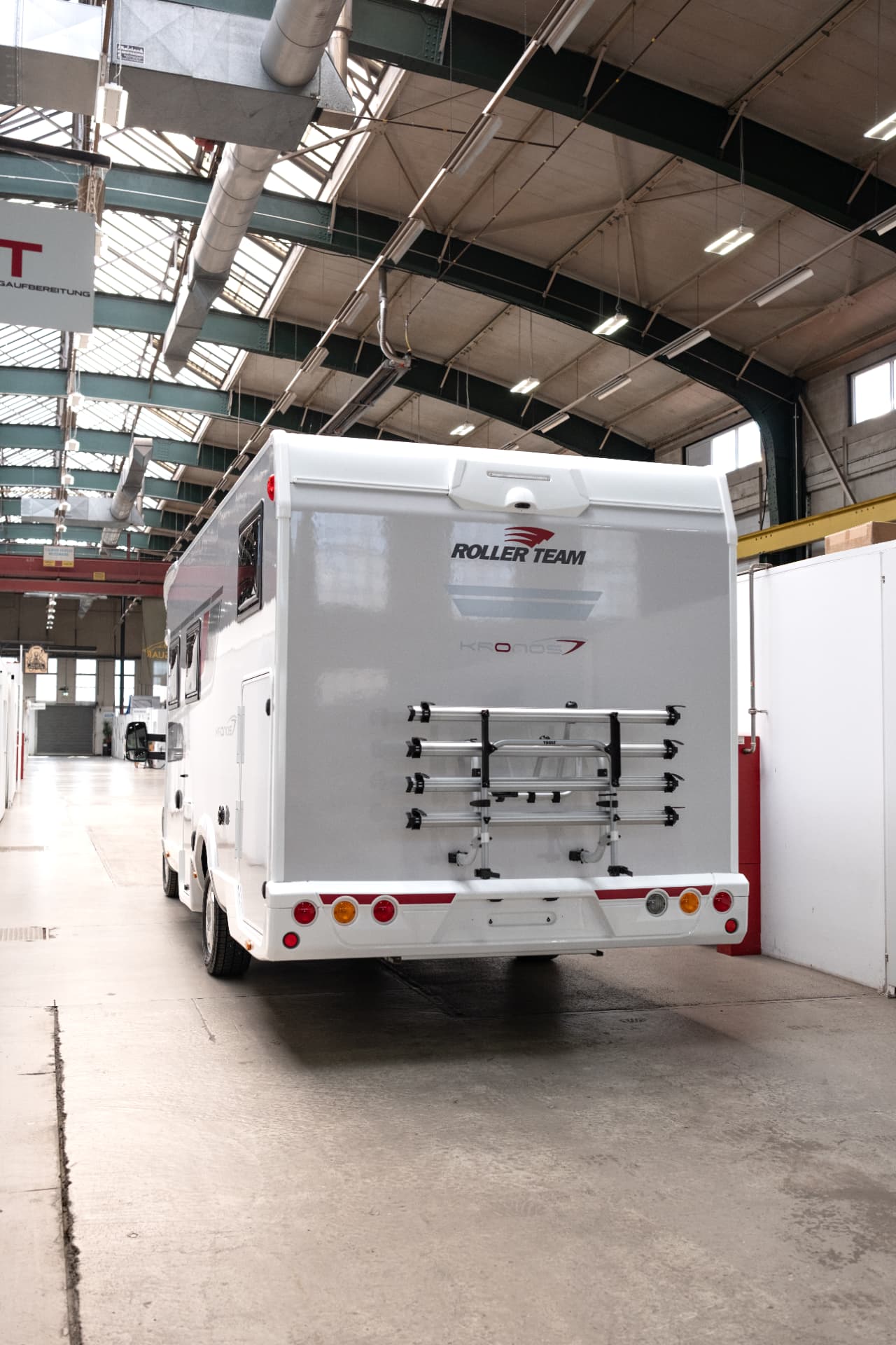 Wohnmobil Heckansicht in der Halle